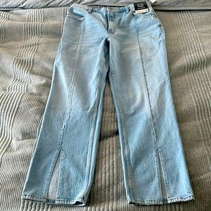 Abercrombie & Fitch Ultra High Rise 90’s Straight Jeans w/vent hem. Size 33/16